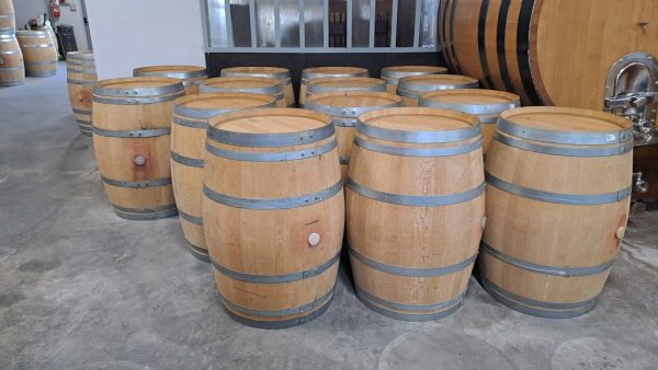 BARRELS IN OAK WOOD CAPACITY LITERS 225/228 OF THIRD-USE USED FOR RED WINE SECOND-HAND EQUIPMENT