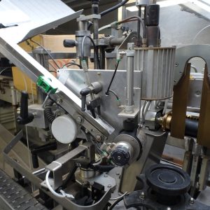 ETICHETTATRICE A COLLA ENOS MODELLO 1200 CON PROTEZIONI DI SICUREZZA MACCHINA USATA - immagine 3