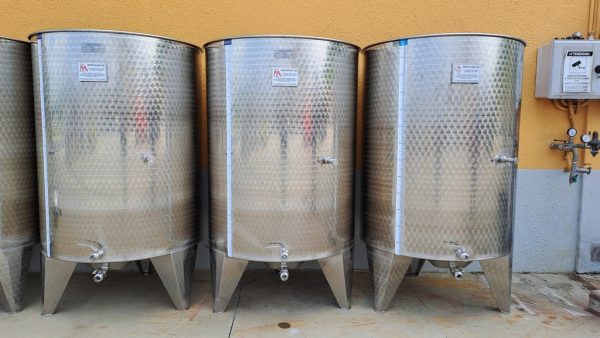 SERBATOI IN ACCIAIO INOX CAPACITA’ LITRI 1000 MODELLO PNEUMATICO COPERCHIO GALLEGGIANTE SENZA PORTA, FONDO BOMBATO ATTREZZATURA DI NUOVA COSTRUZIONE