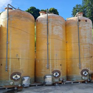 SERBATOI IN VETRORESINA MODELLO STOCCAGGIO/VINIFICAZIONE  MARCA GIMAR, CAPACITA’ 200 HL, CON FONDO PIANO, ATTREZZATURA USATA