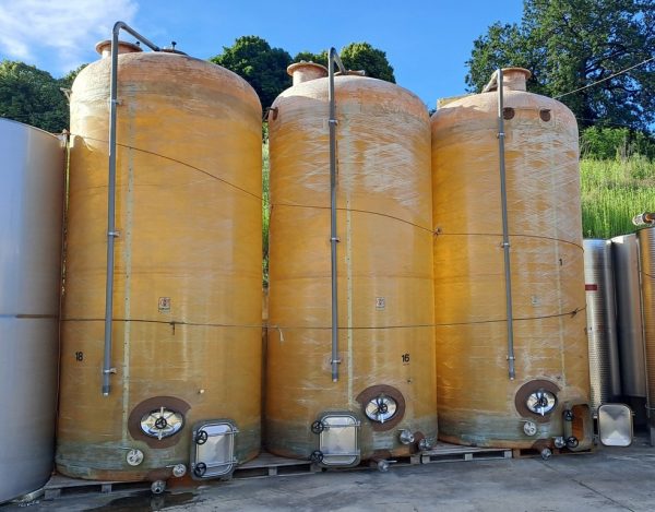 SERBATOI IN VETRORESINA MODELLO STOCCAGGIO/VINIFICAZIONE  MARCA GIMAR, CAPACITA’ 200 HL, CON FONDO PIANO, ATTREZZATURA USATA