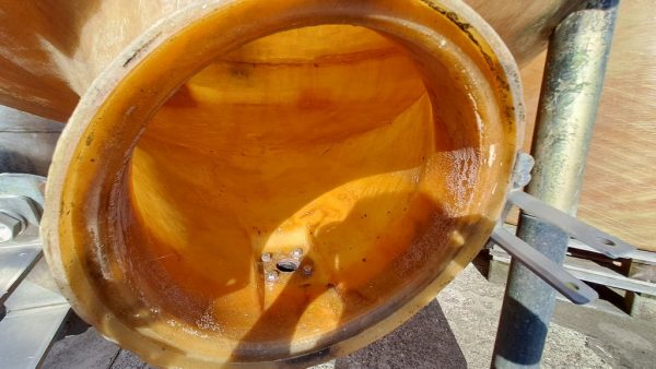 FIBERGLASS TANK MODEL STORAGE/VINIFICATION, CAPACITY 100 HL , WITH DRAIN OFF BOTTOM, SECOND HAND EQUIPMENT - Image 4