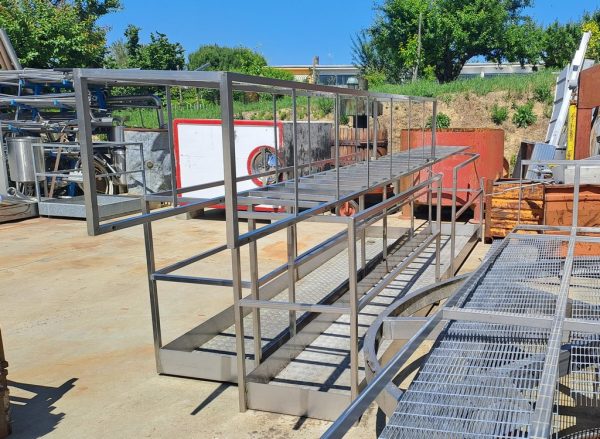 SERBATOI IN VETRORESINA MODELLO STOCCAGGIO/VINIFICAZIONE  MARCA GIMAR, CAPACITA’ 200 HL, CON FONDO PIANO, ATTREZZATURA USATA - immagine 9