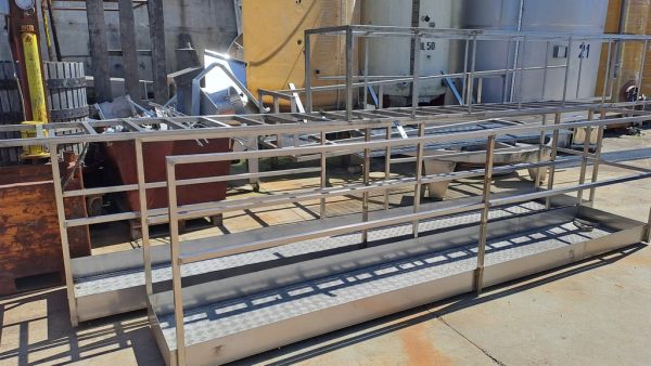 SERBATOI IN VETRORESINA MODELLO STOCCAGGIO/VINIFICAZIONE  MARCA GIMAR, CAPACITA’ 200 HL, CON FONDO PIANO, ATTREZZATURA USATA - immagine 7
