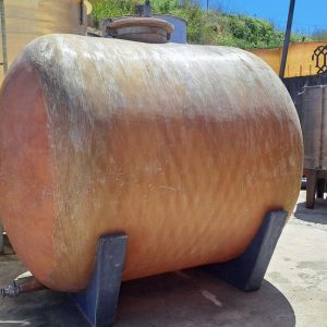 SERBATOIO IN VETRORESINA ORIZZONTALE  MOD. STOCCAGGIO, CAPACITÀ TOTALE 50 HL CIRCA, ATTREZZATURA USATA