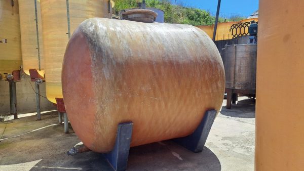 SERBATOIO IN VETRORESINA ORIZZONTALE  MOD. STOCCAGGIO, CAPACITÀ TOTALE 50 HL CIRCA, ATTREZZATURA USATA