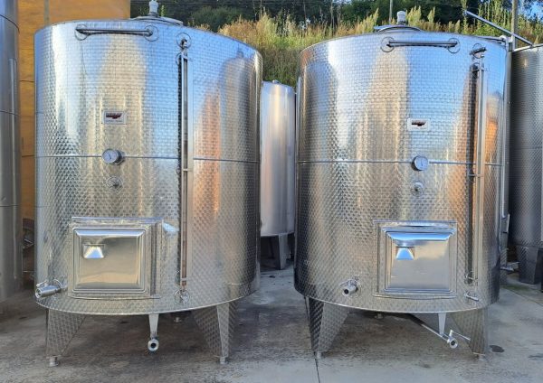 SERBATOI IN ACCIAIO INOX TOTALMENTE COIBENTATI FONDO CONICO, CAPACITÀ LITRI 5.000 (HL 50) CIRCA, MARCA VELO, MODELLO VINIFICAZIONE CON FASCIA, ATTREZZATURA USATA