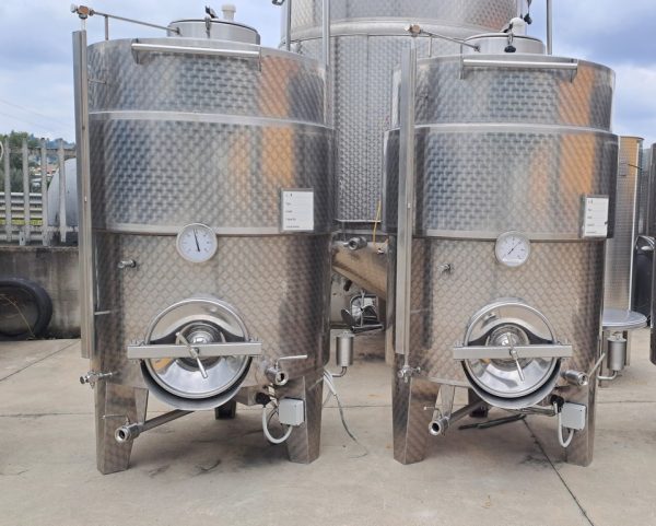 STAINLESS STEEL TANKS CAPACITY LITERS 1500 (15 HL) STORAGE MODEL WITH INSULATED COOLING BAND AND BOTTOM HEATED, SECOND HAND MACHINE