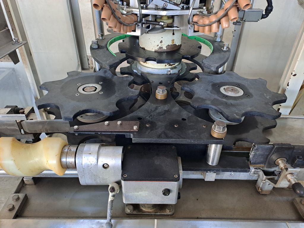 CORKING MACHINE BERTOLASO, MODEL KAPPA 108 8 HEADS FOR PLASTIC MUSHROOM CAP, SECOND-HAND MACHINE - Image 3 CORKING MACHINE BERTOLASO, MODEL KAPPA 108 8 HEADS FOR PLASTIC MUSHROOM CAP, SECOND-HAND MACHINE - Image 3