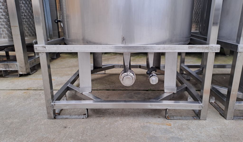 FORK-LIFTABLE/STACKABLE TANKS, CAPACITY 1000 LITERS, SECOND HAND EQUIPMENT - Image 4 FORK-LIFTABLE/STACKABLE TANKS, CAPACITY 1000 LITERS, SECOND HAND EQUIPMENT - Image 4