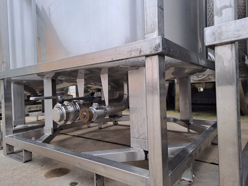 FORK-LIFTABLE/STACKABLE TANKS, CAPACITY 1000 LITERS, SECOND HAND EQUIPMENT - Image 5 FORK-LIFTABLE/STACKABLE TANKS, CAPACITY 1000 LITERS, SECOND HAND EQUIPMENT - Image 5