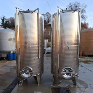 SERBATOI IN ACCIAIO INOX MARCA L.A. INOX, CAPACITÀ LITRI 3000 (30 HL), MODELLO VINIFICAZIONE/STOCCAGGIO, ATTREZZATURA USATA