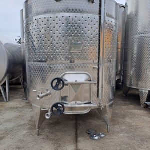 STAINLESS STEEL TANK, GHIDI BRAND, CAPACITY APPROX. 3000 LITRES (30 HL), INCLINED FLAT BOTTOM WITH COOLING JACKET, VINIFICATION MODEL, SECOND HAND EQUIPMENT IN LIKE-NEW CONDITION
