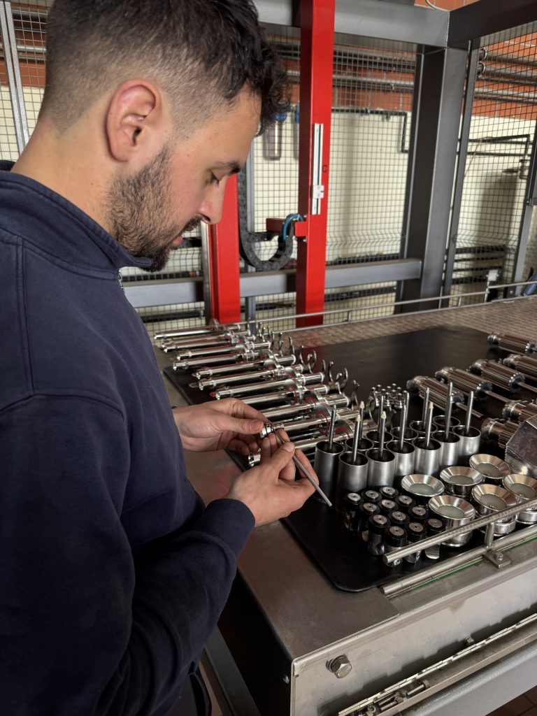 Tecnico Montanaro F.lli prepara i rubinetti di una riempitrice per il lavaggio