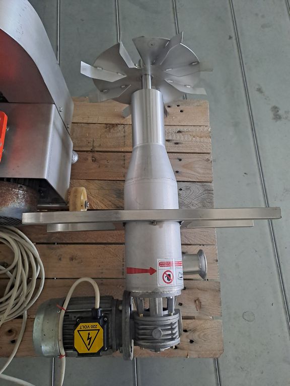 IRRORATORE MOTORIZZATO GIREVOLE CON QUADRO ELETTRICO MARCA BOSIO E POMPA LIVERANI MAJOR 60, ATTREZZATURA USATA - immagine 11 IRRORATORE MOTORIZZATO GIREVOLE CON QUADRO ELETTRICO MARCA BOSIO E POMPA LIVERANI MAJOR 60, ATTREZZATURA USATA - immagine 11