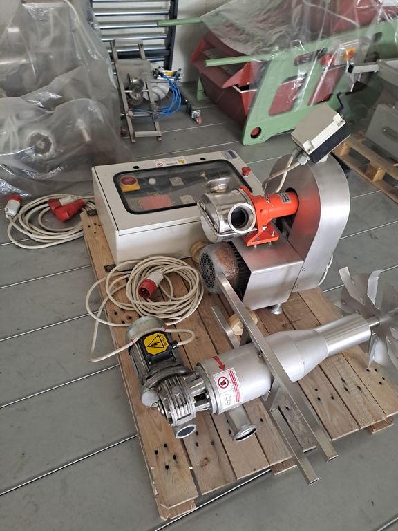 IRRORATORE MOTORIZZATO GIREVOLE CON QUADRO ELETTRICO MARCA BOSIO E POMPA LIVERANI MAJOR 60, ATTREZZATURA USATA - immagine 9 IRRORATORE MOTORIZZATO GIREVOLE CON QUADRO ELETTRICO MARCA BOSIO E POMPA LIVERANI MAJOR 60, ATTREZZATURA USATA - immagine 9