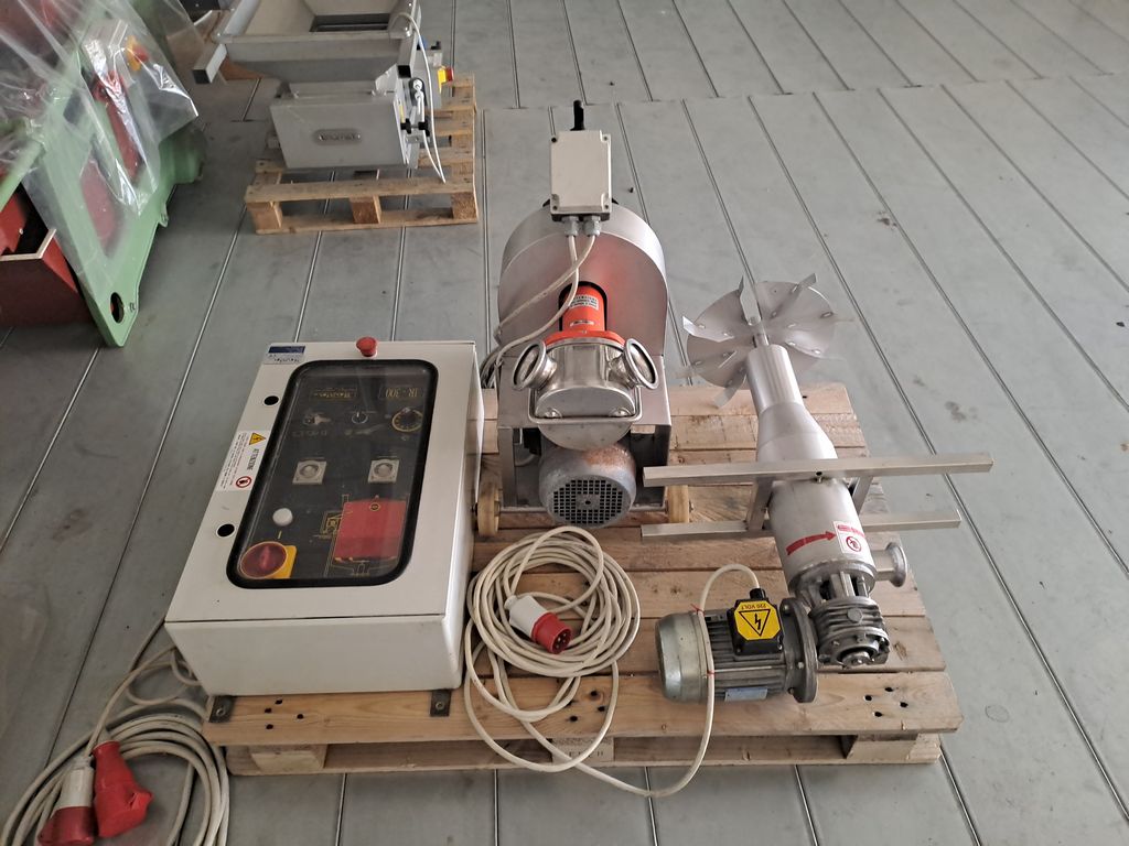 IRRORATORE MOTORIZZATO GIREVOLE CON QUADRO ELETTRICO MARCA BOSIO E POMPA LIVERANI MAJOR 60, ATTREZZATURA USATA - immagine 8 IRRORATORE MOTORIZZATO GIREVOLE CON QUADRO ELETTRICO MARCA BOSIO E POMPA LIVERANI MAJOR 60, ATTREZZATURA USATA - immagine 8
