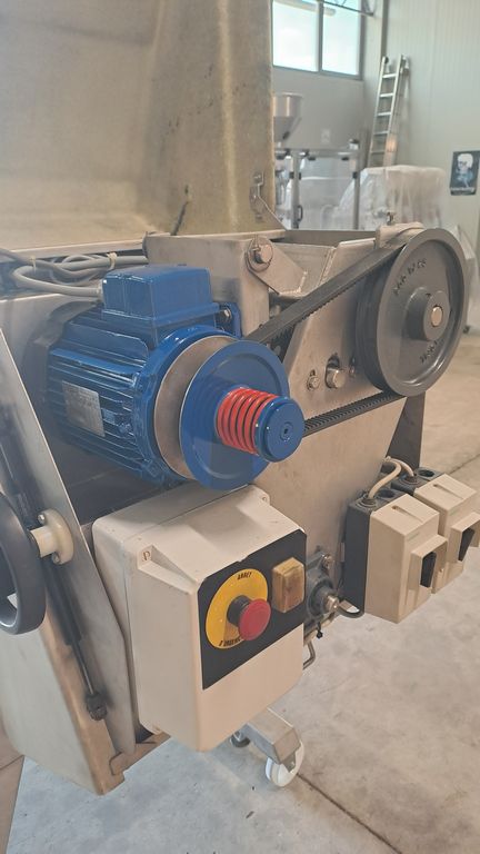 DIRASPA-PIGIATRICE MARCA BUCHER/VASLIN, MODELLO DELTA 2, MACCHINA USATA - immagine 2 DIRASPA-PIGIATRICE MARCA BUCHER/VASLIN, MODELLO DELTA 2, MACCHINA USATA - immagine 2