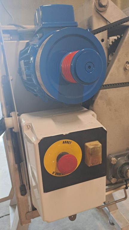 DIRASPA-PIGIATRICE MARCA BUCHER/VASLIN, MODELLO DELTA 2, MACCHINA USATA - immagine 3 DIRASPA-PIGIATRICE MARCA BUCHER/VASLIN, MODELLO DELTA 2, MACCHINA USATA - immagine 3