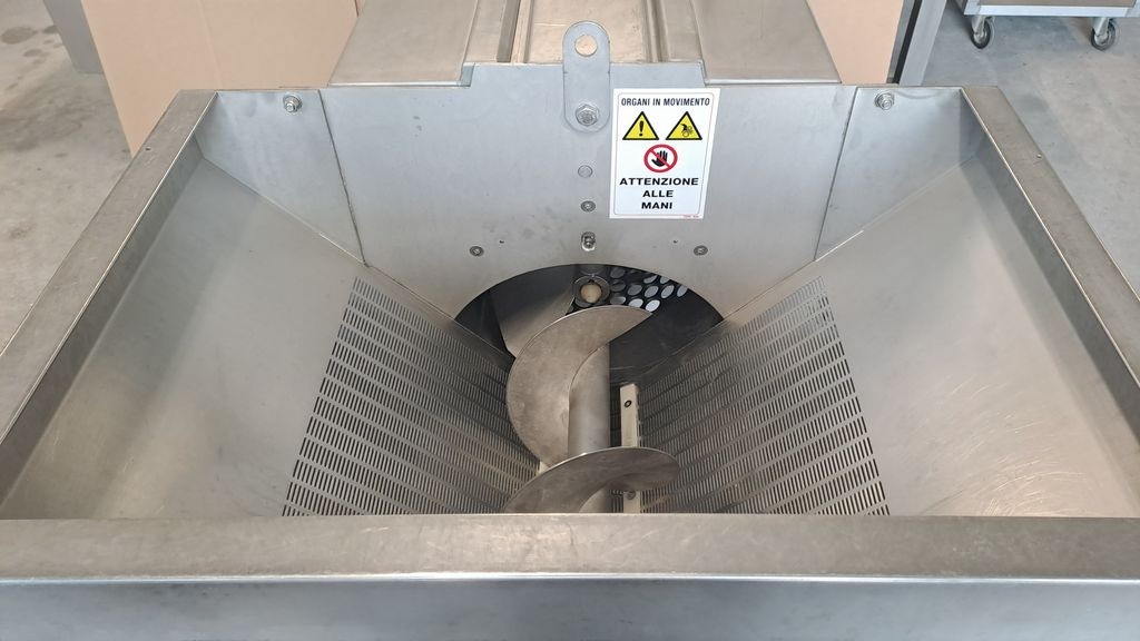 DIRASPA-PIGIATRICE MARCA BUCHER/VASLIN, MODELLO DELTA 2, MACCHINA USATA - immagine 13 DIRASPA-PIGIATRICE MARCA BUCHER/VASLIN, MODELLO DELTA 2, MACCHINA USATA - immagine 13