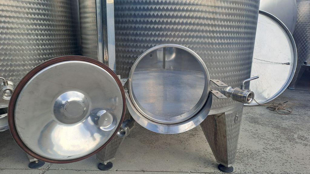 SERBATOI IN ACCIAIO INOX MARCA L.A. INOX CAPACITÀ LITRI 2000 (HL 20), COPERCHIO GALLEGGIANTE A FONDO PIANO, ATTREZZATURA USATA - immagine 3 SERBATOI IN ACCIAIO INOX MARCA L.A. INOX CAPACITÀ LITRI 2000 (HL 20), COPERCHIO GALLEGGIANTE A FONDO PIANO, ATTREZZATURA USATA - immagine 3