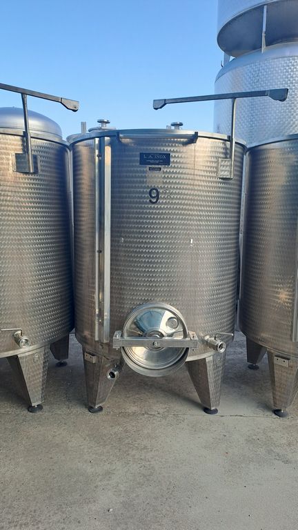 SERBATOI IN ACCIAIO INOX MARCA L.A. INOX CAPACITÀ LITRI 2000 (HL 20), COPERCHIO GALLEGGIANTE A FONDO PIANO, ATTREZZATURA USATA - immagine 11 SERBATOI IN ACCIAIO INOX MARCA L.A. INOX CAPACITÀ LITRI 2000 (HL 20), COPERCHIO GALLEGGIANTE A FONDO PIANO, ATTREZZATURA USATA - immagine 11
