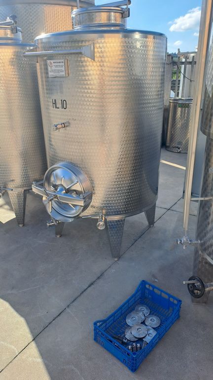 STAINLESS STEEL TANKS WITH CONICAL BOTTOM, CAPACITY 1000 LITER (10 HL) ABOUT, STORAGE MODEL, USED EQUIPMENT - Image 6 STAINLESS STEEL TANKS WITH CONICAL BOTTOM, CAPACITY 1000 LITER (10 HL) ABOUT, STORAGE MODEL, USED EQUIPMENT - Image 6