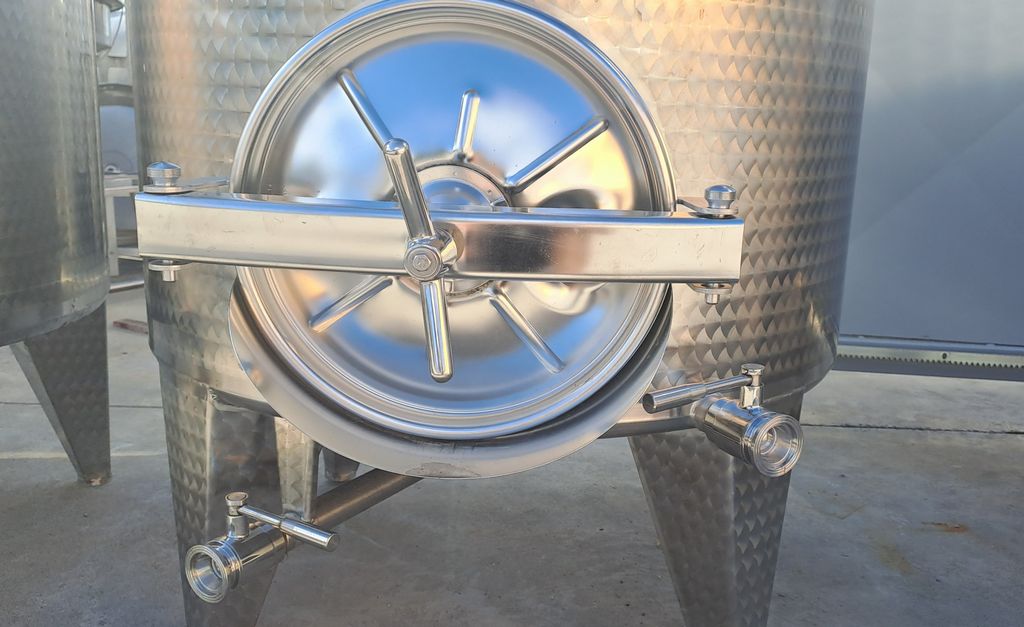 STAINLESS STEEL TANKS WITH CONICAL BOTTOM, CAPACITY 1000 LITER (10 HL) ABOUT, STORAGE MODEL, USED EQUIPMENT - Image 7 STAINLESS STEEL TANKS WITH CONICAL BOTTOM, CAPACITY 1000 LITER (10 HL) ABOUT, STORAGE MODEL, USED EQUIPMENT - Image 7