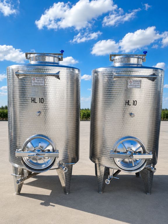 STAINLESS STEEL TANKS WITH CONICAL BOTTOM, CAPACITY 1000 LITER (10 HL) ABOUT, STORAGE MODEL, USED EQUIPMENT STAINLESS STEEL TANKS WITH CONICAL BOTTOM, CAPACITY 1000 LITER (10 HL) ABOUT, STORAGE MODEL, USED EQUIPMENT