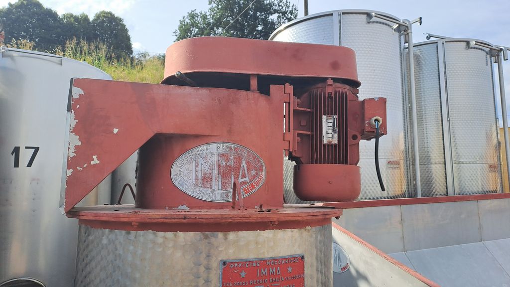 STAINLESS STEEL HOPPER / SCREW CONVEYOR FOR GRAPES AND VERTICAL DESTEMEMER, FIRM IMMA, SECOND HAND MACHINE - Image 11 STAINLESS STEEL HOPPER / SCREW CONVEYOR FOR GRAPES AND VERTICAL DESTEMEMER, FIRM IMMA, SECOND HAND MACHINE - Image 11