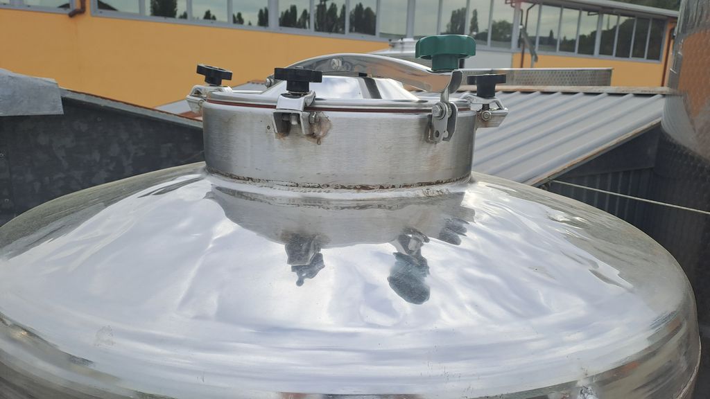 STAINLESS STEEL TANKS WITH ROUNDED BOTTOMS BOTTOM, CAPACITY 1000 LITER (10 HL) ABOUT, STORAGE MODEL, USED EQUIPMENT - Image 9 STAINLESS STEEL TANKS WITH ROUNDED BOTTOMS BOTTOM, CAPACITY 1000 LITER (10 HL) ABOUT, STORAGE MODEL, USED EQUIPMENT - Image 9