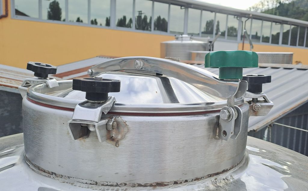 STAINLESS STEEL TANKS WITH ROUNDED BOTTOMS BOTTOM, CAPACITY 1000 LITER (10 HL) ABOUT, STORAGE MODEL, USED EQUIPMENT - Image 10 STAINLESS STEEL TANKS WITH ROUNDED BOTTOMS BOTTOM, CAPACITY 1000 LITER (10 HL) ABOUT, STORAGE MODEL, USED EQUIPMENT - Image 10