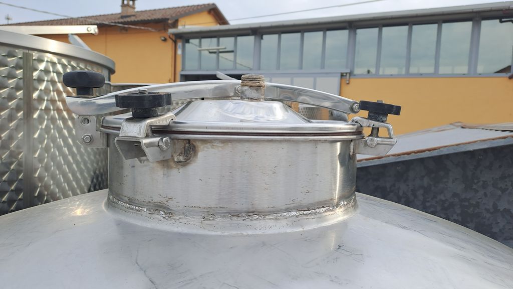 STAINLESS STEEL TANKS WITH ROUNDED BOTTOMS BOTTOM, CAPACITY 1000 LITER (10 HL) ABOUT, STORAGE MODEL, USED EQUIPMENT - Image 2 STAINLESS STEEL TANKS WITH ROUNDED BOTTOMS BOTTOM, CAPACITY 1000 LITER (10 HL) ABOUT, STORAGE MODEL, USED EQUIPMENT - Image 2