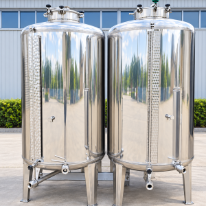 STAINLESS STEEL TANKS WITH ROUNDED BOTTOMS BOTTOM, CAPACITY 1000 LITER (10 HL) ABOUT, STORAGE MODEL, USED EQUIPMENT